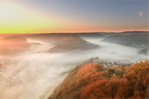 Neckartal in Neckargerach mit Nebel im Sonnenuntergang