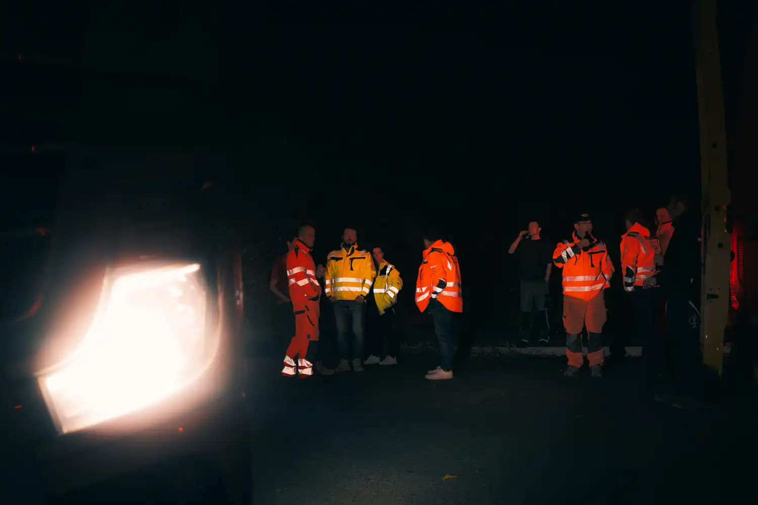 Mitarbeiter von Richter bei der Abstimmung während des Schwertransports
