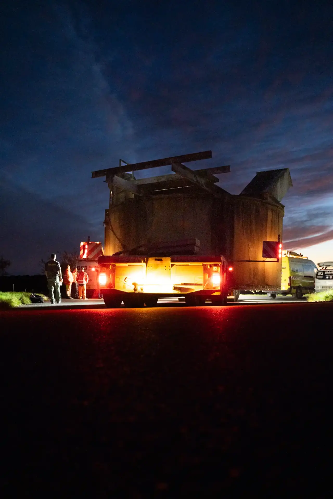 Schwertransport bei Nacht auf der Straße