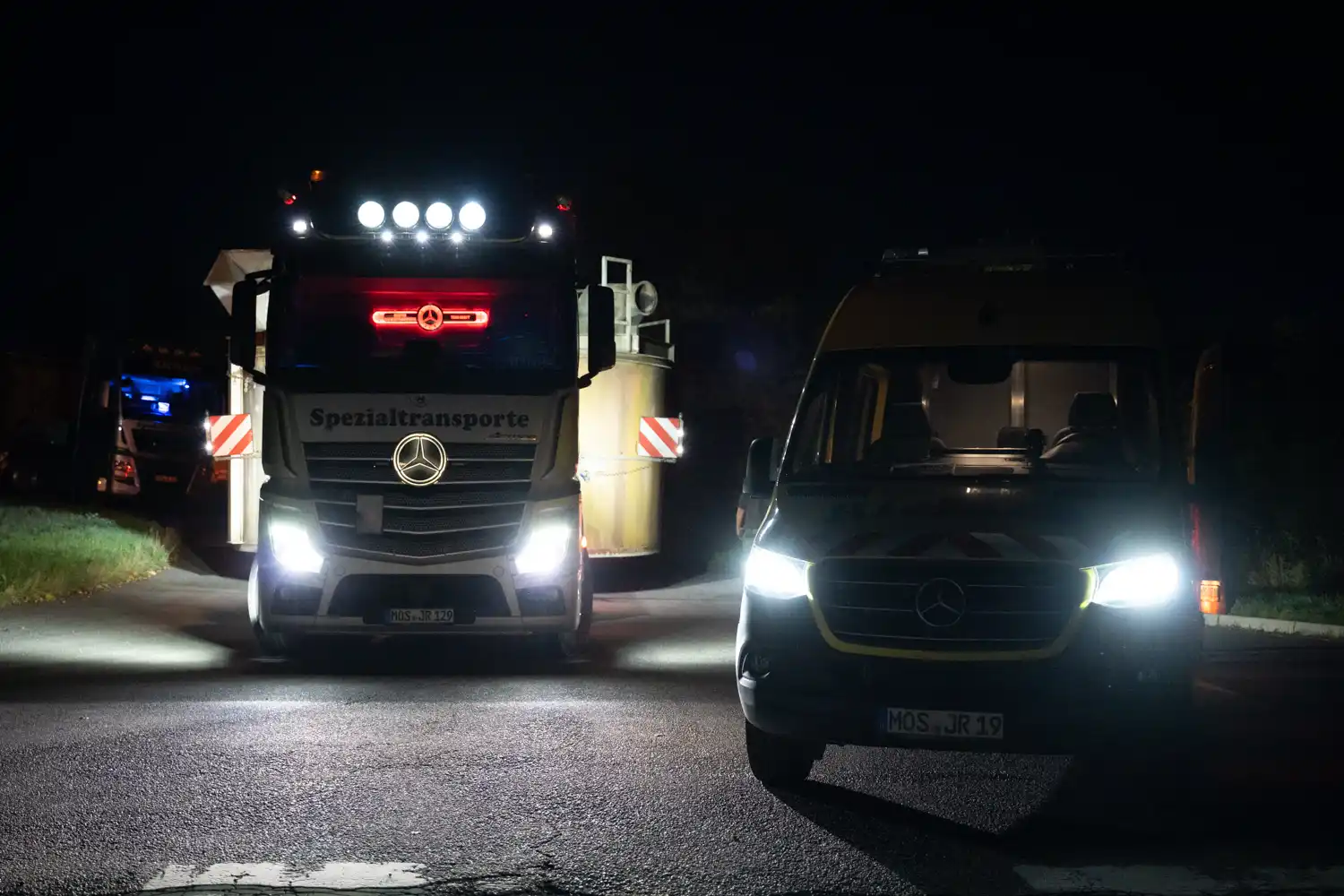 Schwertransport beim Rangieren durch eine enge Fahrbahn
