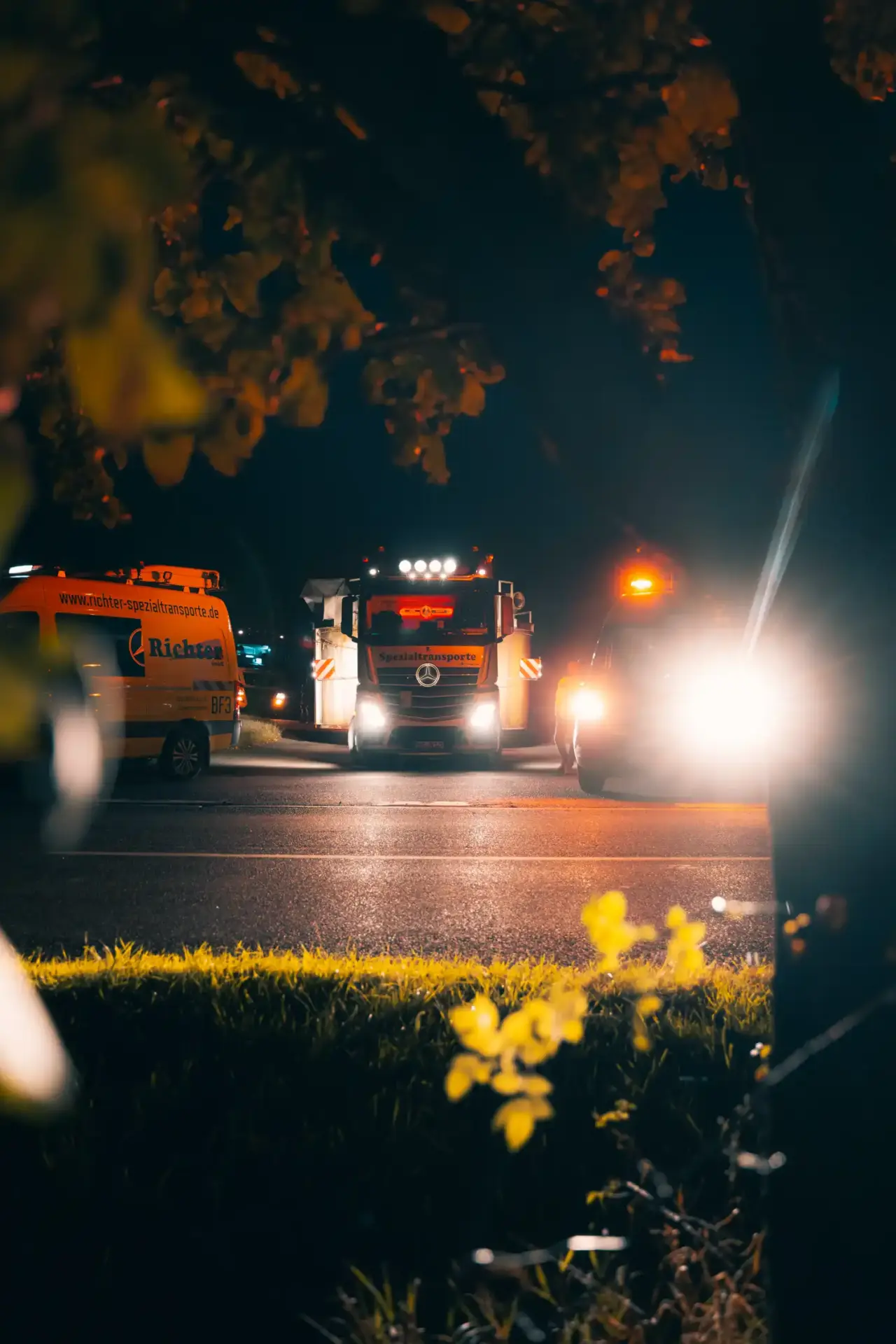 Schwertransport von Richter frontal bei Nacht