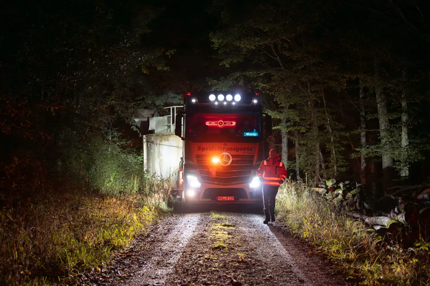 Schwertransport auf einem Waldweg